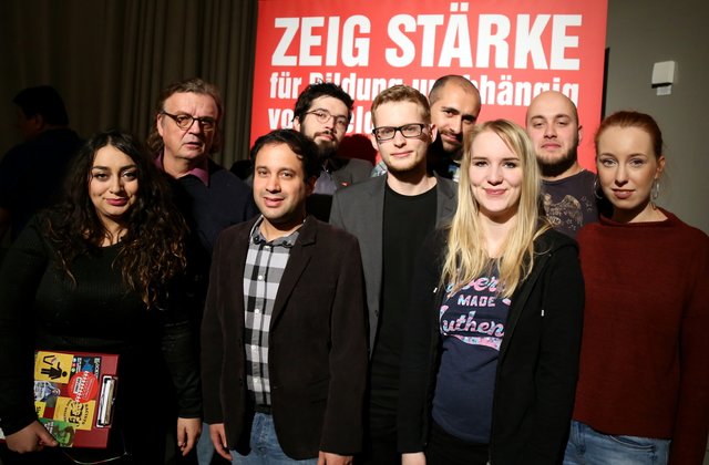 Die Kandidatinnen Ezgi Güyildar (erste von links) und Jasper Prigge (mitte) mit der Essener Delegation auf der Wahlversammlung.