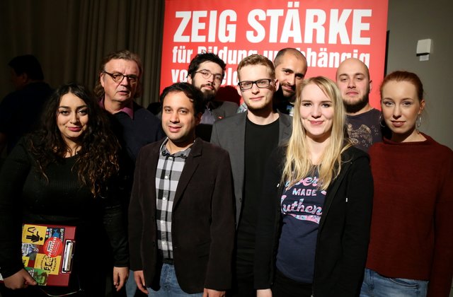 Die Kandidatinnen Ezgi Güyildar (erste von links) und Jasper Prigge (mitte) mit der Essener Delegation auf der Wahlversammlung. | Foto: Niels Holger Schmidt