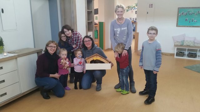 Die Kinder Lena, Oliver, Tialda und Elijah (v.l.) freuen sich gemeinsam mit der Leiterin Annette Mariß.