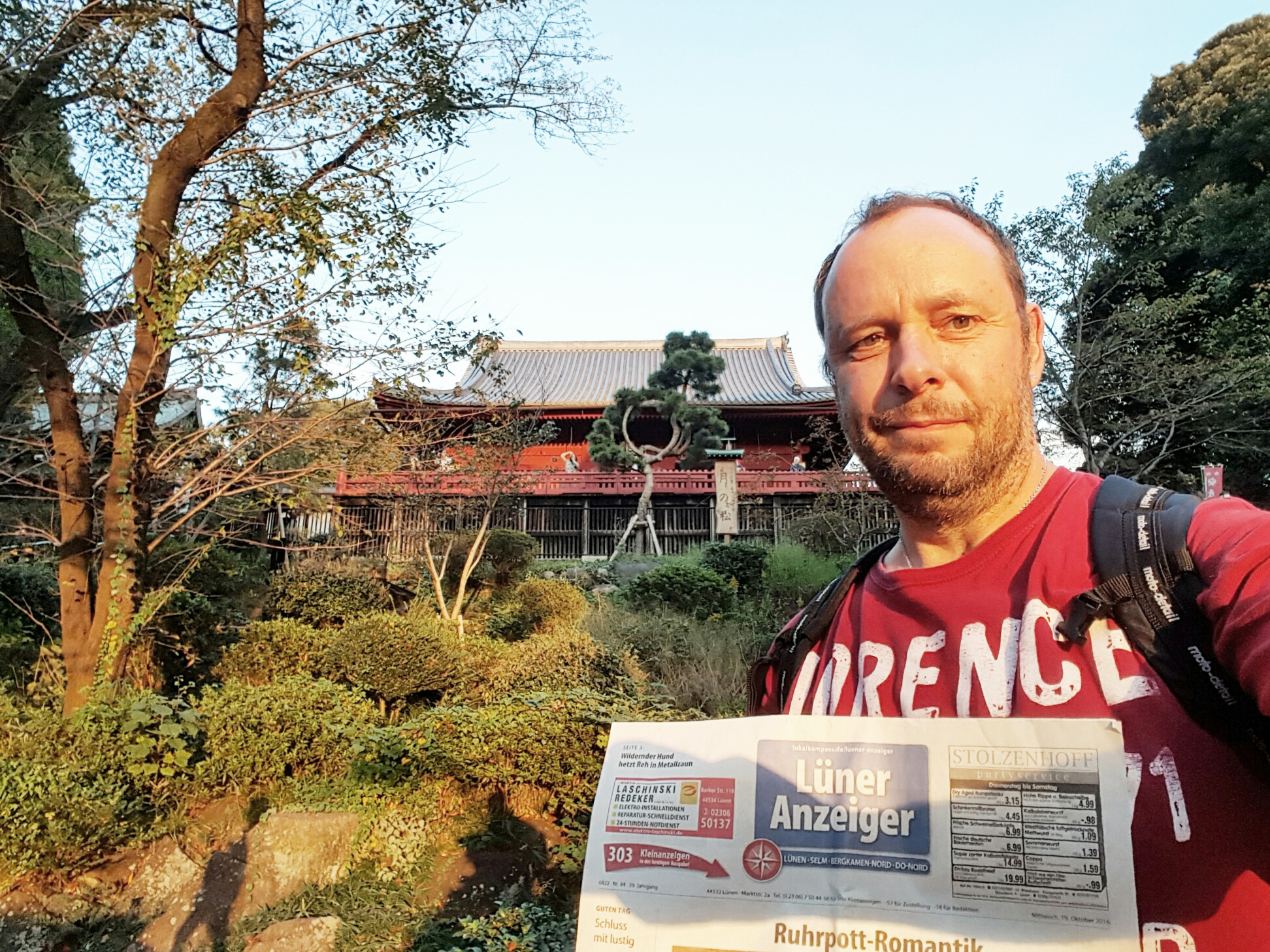 Matthias Brandt mit dem Lüner Anzeiger in Tokio.