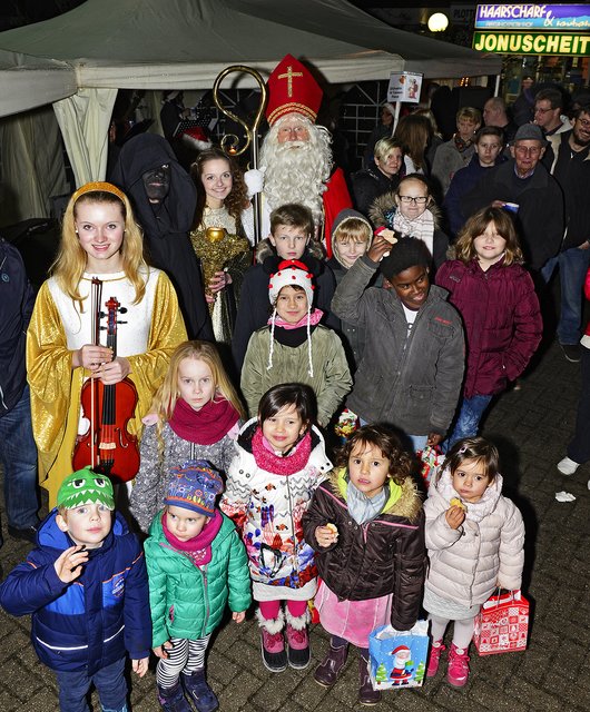 Stilvoll feierte die Siedlergemeinschaft Rentfort wieder ihr diesjähriges Adventsfest auf dem Parkplatz von Jonuscheit in Rentfort an der Kirchhellenerstr., wobei Gerd und Andreas Jonuscheit ebenfalls seit über 12 Jahren unterstützend die Voraussetzungen für den Ablauf der Feier gratis zur Verfügung stellt. Foto: Kariger