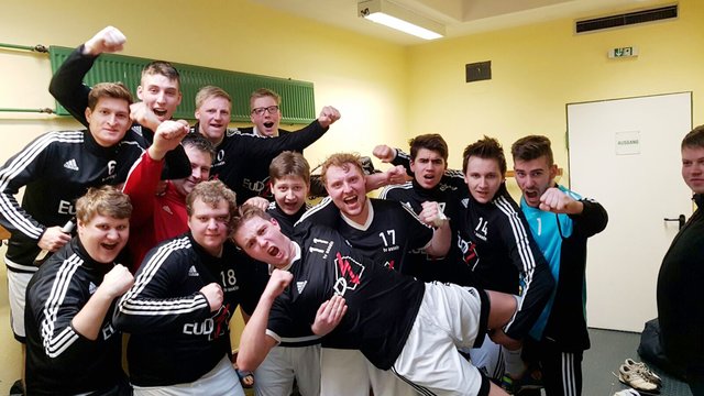 Die Handballer des TV Asseln jubeln: Mit einem 23:22-Sieg im Spitzenspiel beim Verfolger TV Mengede 2 baute der TVA seine Tabellenführung noch einmal aus.