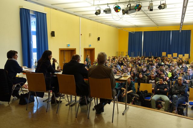 Bürgermeisterin Imke Heymann stellte sich allerlei Fragen der Schülerinnen und Schüler der Sekundarstufe.