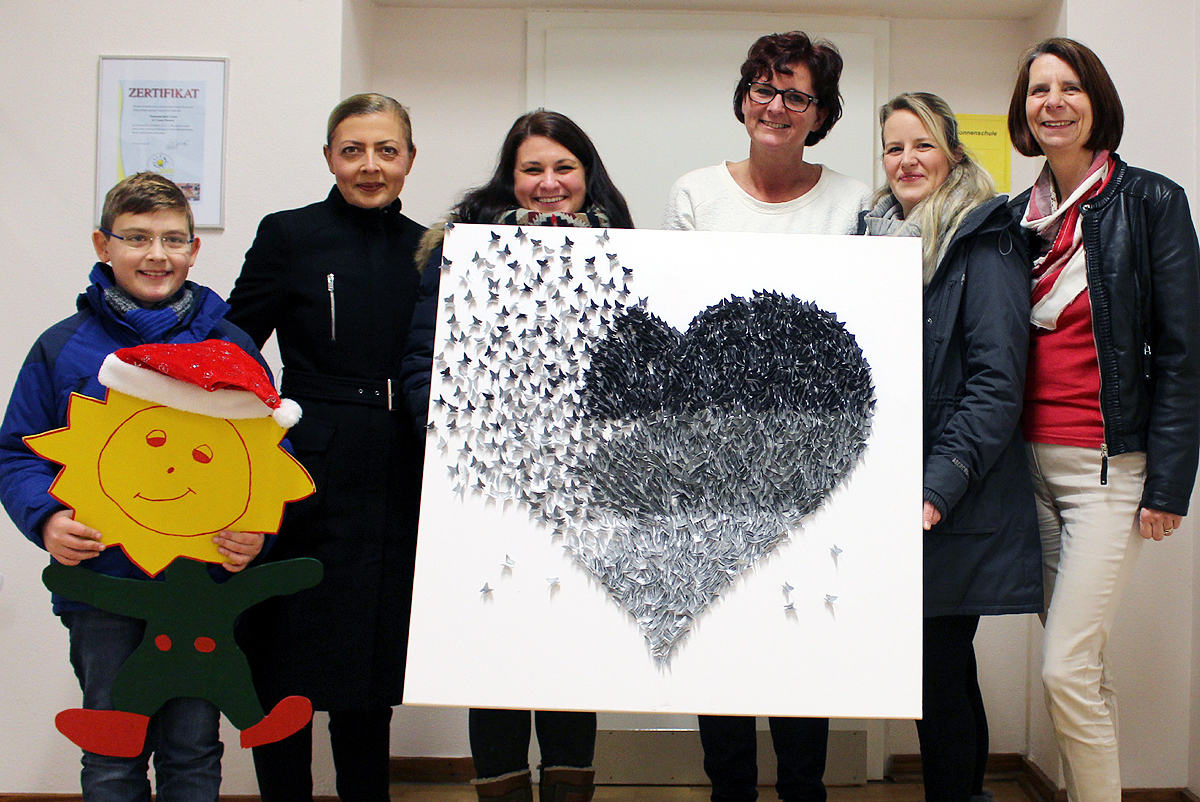 Sonnenschüler Kayra mit seiner Mutter der Künstlerin Nilgün Cerik, Gewinnerin Mareike Mertins, Lehrerin Grit Heine, Schulpflegschaftsvorsitzende Sandra Pfeiffer und Konrektorin Tanja Pfützner