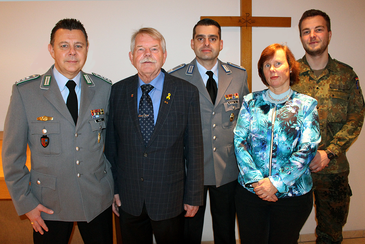 Hauptmann Thorsten Roche, Egon Scheiba (Freundeskreisvorsitzender), Major Jochem Becker, Angelika Stecker (Freundeskreis) und Oberleutnant Marco Schulz
