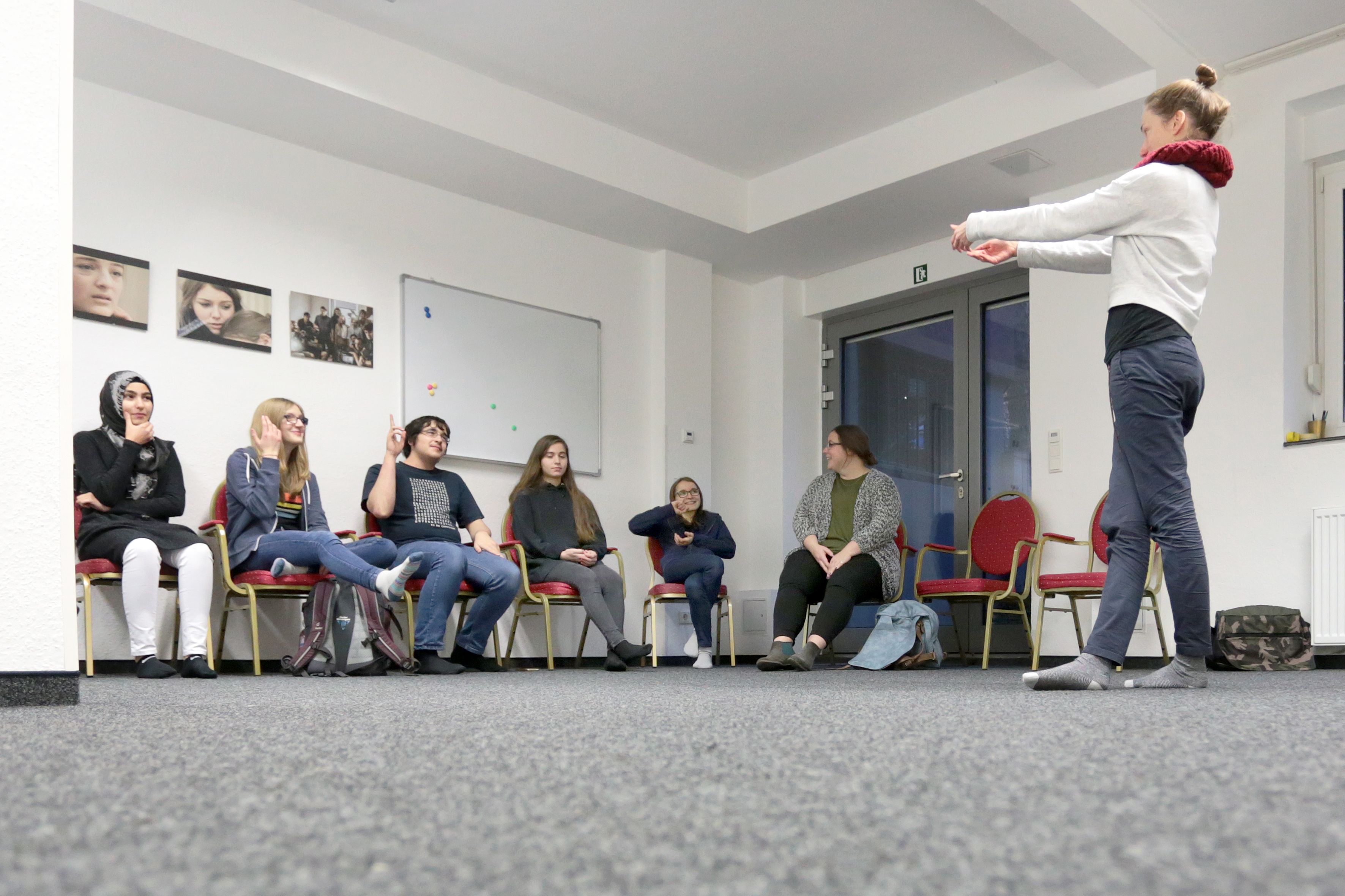 Sprechübungen und verschiedene Einstiegsmethoden zum "Lockerwerden" gehören in jeder Stunde dazu, bevor es richtig losgeht.