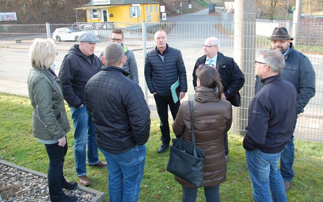 Vertreter der Kreisverwaltung und der Stadtverwaltung verständigten sich auf den neuen Standort für die Treppe. Sie wird Fußgängern den Umweg über die Eisenwerkstraße ersparen. Foto: UvK/Ennepe-Ruhr-Kreis