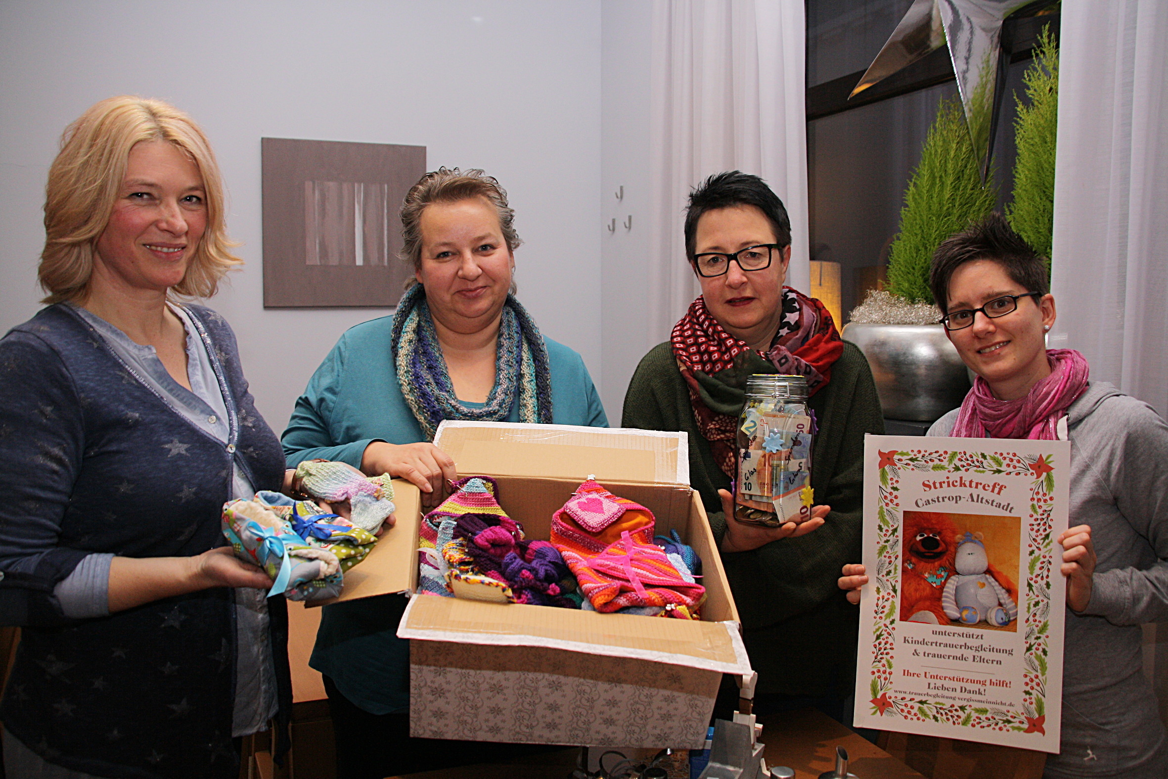 Trauerbegleiterin Martina Hosse-Dolega (l.) freute sich über die selbst kreierte Kleidung für Sternenkinder sowie eine Spende über 400 Euro, die ihr Petra Großeberkenbusch (v.l.), Antje Winter und Johanna Buschmann im Namen des Stricktreffs Castrop-Altstadt überreichten