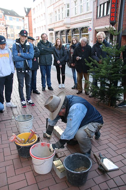 Der Kölner Bildhauer Gunter Demnig verlegte neun weitere Stolpersteine in Castrop-Rauxel, fünf davon vor dem Haus Am Markt 18.