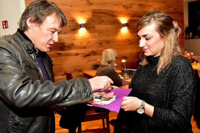 Stadtspiegel-Benefizaktion: Auch Frank Hoffmann steigerte mit. Linda Binias, Koordinatorin der Projekte für Flüchtlingskinder, sammelte das Geld ein.