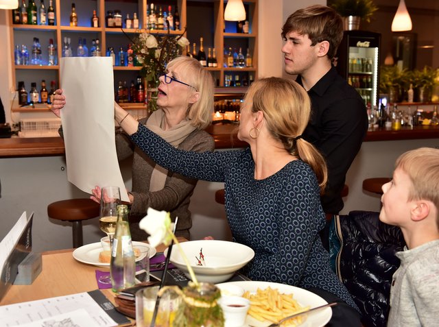 Christine Sommer und Sohn Anton (rechts) stifteten Bilder und beantworteten dazu auch Fragen des Publikums. Das hätte gerne mehr sein dürfen.