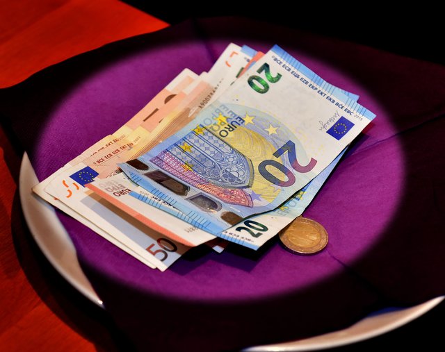 Nur Bares ist Wahres: 280 Euro (inklusive 50 Euro  privat spontan gespendet) kamen zusammen bei der Stadtspiegel-Benefizversteigerung 2016.