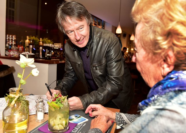 Überraschungsgast Intendant Frank Hoffmann wurde um sein Autogramm gebeten.