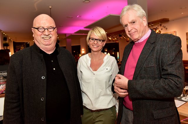 Diana Brauckmann ist seit dem Sommer 2016 zusammen mit Uwe Suberg Mitinhaberin des Eckstein Recklinghausen. Prinzipal Christian Stratmann und Stadtspiegel-Objektleiter Michael Grunewald (rechts) bedankten sich bei der Gastgeberin der Benefizaktion.