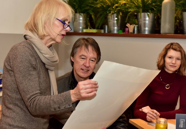 Die stolze Besitzerin des "echten" Frank Hoffmann hatte Gelegenheit, den Zeichner persönlich zu sprechen. Rechts: Petra Herrmann, Sprecherin der Ruhrfestspiele.