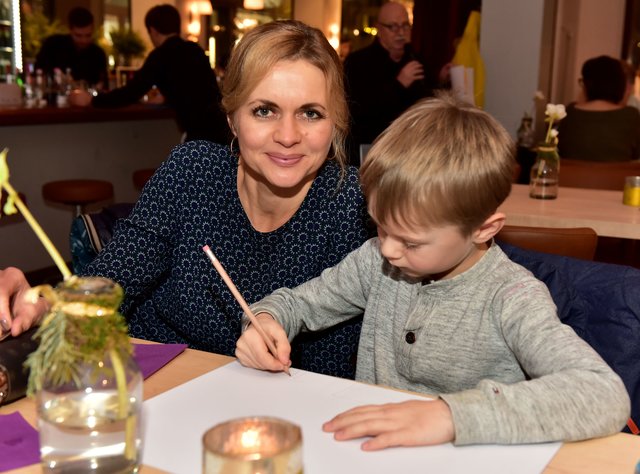 Christine Sommer und Sohn Anton brachten zwei Bilder mit. Anton zeichnete sofort ein neues Werk,