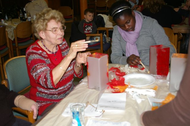 Gemeinsames Basteln im Advent verbindet Generationen aus dem Jugendzentrum Stadtmitte udn der Awo-Begegnungsstätte an der Bahnstraße. (Archivfoto Emons)