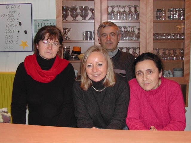 Die Mitarbeiterin und Sozialpädagogin, Vahide Tig, vom Jugendzentrum Stadtmitte, hier mit ihren Kollegen v.l.) Sonja Sporkmann, Lisa Freymann, und Georg Cebulla vom Jugendzentrum an der Leybankstraße. (Archivfoto Emons)