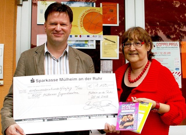 Auch Jutta Hofmann, hier bei einer Spendenübergabe, mit dem Mülheimer Verleger Bernd Sprenger, gehört zum pädagogischen Mitarbeiterteam des Jugendzentrums Stadtmitte (Archivfoto Emons)