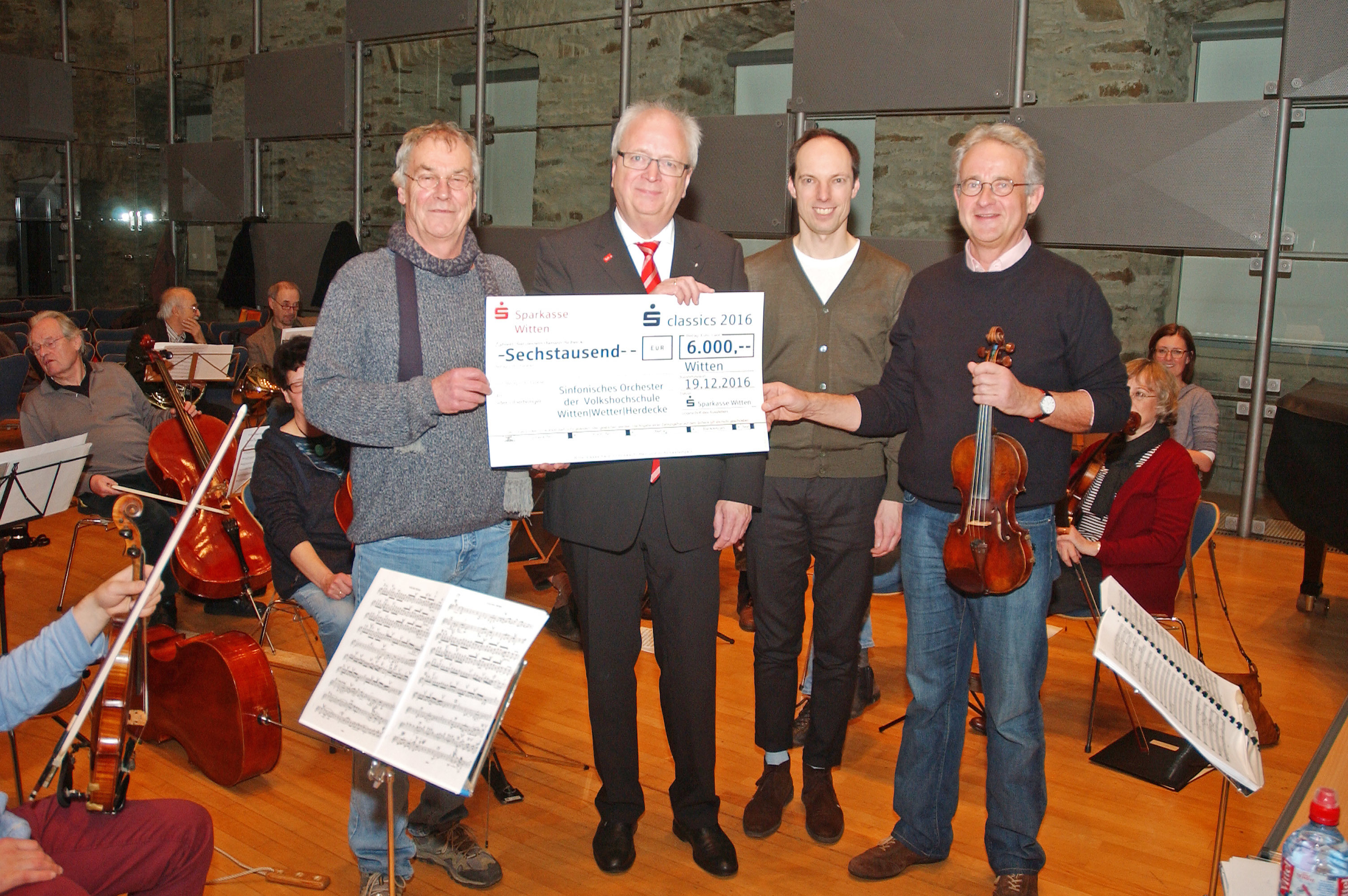 Einen Scheck über 6.000 Euro überreichte der Vorstandsvorsitzende der Sparkasse Witten Ulrich Heinemann (2. von links) an Orchestersprecher Karl Eppinger (links), Dirigent Tobias van de Locht (2. von rechts) und Konzertmeister Dr. Harald Werner.