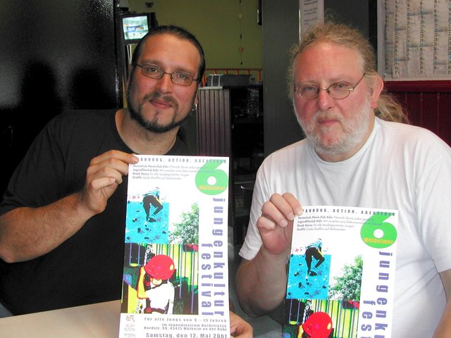 Sozialarbeiter Richard Grohsmann (rechts), hier mit seinem Kollegen Andre Passmann aus dem Jugendzentrum an der Nordstraße. Er leitet das Jugendzentrum Stadtmitte, in dem er seit 1982 arbeitet (Archivfoto Emons)