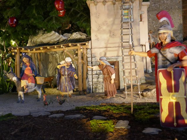Maria und Josef werden bei der Herbergssuche dargestellt.