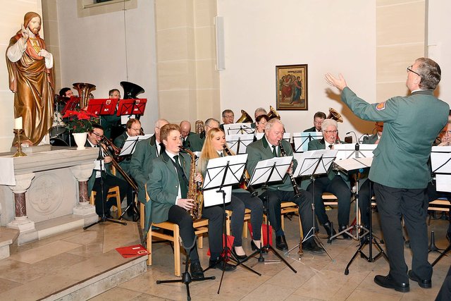 Mit ihren diversen Instrumenten bereicherten u.a. die Musiker des Blasorchesters St. Marien aus Kamen-Kaiserau das Lanstroper Weihnachtskonzert. | Foto: Günther Schmitz