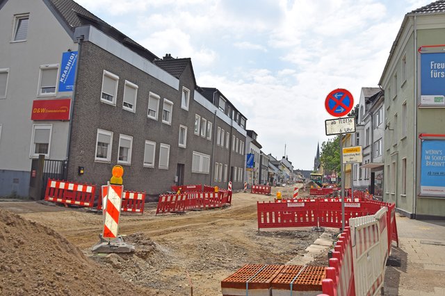 Ein weiterer Teil des zweiten Bauabschnitts der Baumaßnahme an der Hauptstraße in Heiligenhaus steht kurz vor der Fertigstellung: Die Asphaltarbeiten beginnen bereits. | Foto: Maren Menke