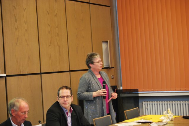 Petra Bandura informiert die Politik über den Lesewettbewerb 2016