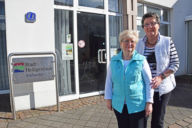 Christel Donalies und Gabriele Zscherpe bieten Beratung und Hilfe für Senioren sowie Menschen mit Behinderung in den Räumen des Heiligenhauser Stadtarchivs. | Foto: Maren Menke