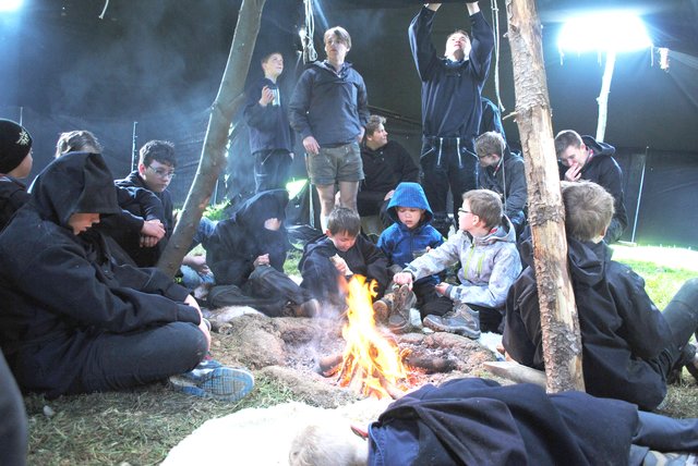 Die abendliche Singerunde versammelt die Pfadfinder am Lagerfeuer.