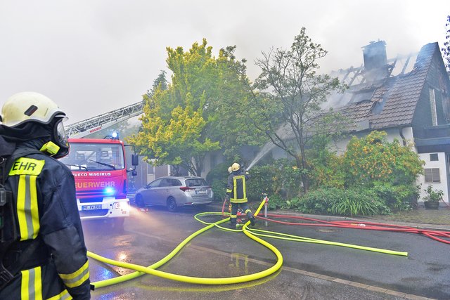 Nach einem hefitgen Gewitter am Montagmorgen brannte der Dachstuhl eines Einfamlienhauses am Tulpenweg in Isenbügel vollständig aus. | Foto: Ulrich Bangert