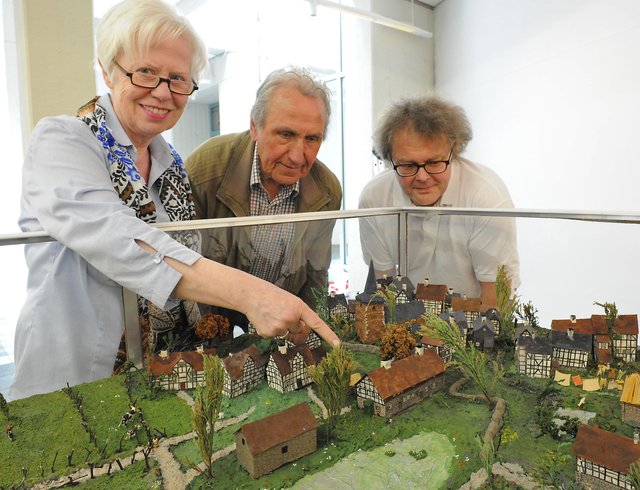 So sah Velbert um 1750 aus! Heute sind von der Idylle die Kirche und das Haus am Offers übrig geblieben, auf das Dr. Jutta Scheidsteger vom Bergischen Geschichtsverein Velbert-Hardenberg zeigt. Museumschef Dr. Ulrich Morgenroth (rechts) und der Vorsitzende der Fördergemeinschaft des Museums, Heinz Schemken, freuen sich, das 90-jährige Modell im Rahmen einer Ausstellung der Öffentlichkeit zu präsentieren. | Foto: Ulrich Bangert