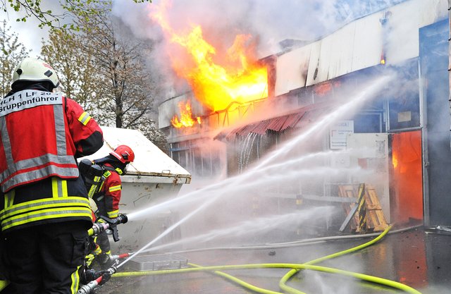 Einer der größten Brände seit Jahren vernichtet die Produktionsräume der Firma Mosca zwischen der Talburgstraße und dem Schopshofer Weg in Heiligenhaus. Die Hilfe der Bürger ist groß! | Foto: Ulrich Bangert