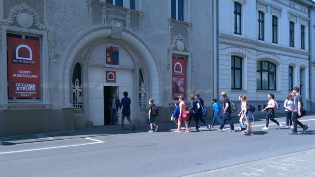 Besuchergruppe im KunstQuartier.Ruhr in der Stadtmitte von Mülheim (Ruhrstr. 3 / Ecke Delle)