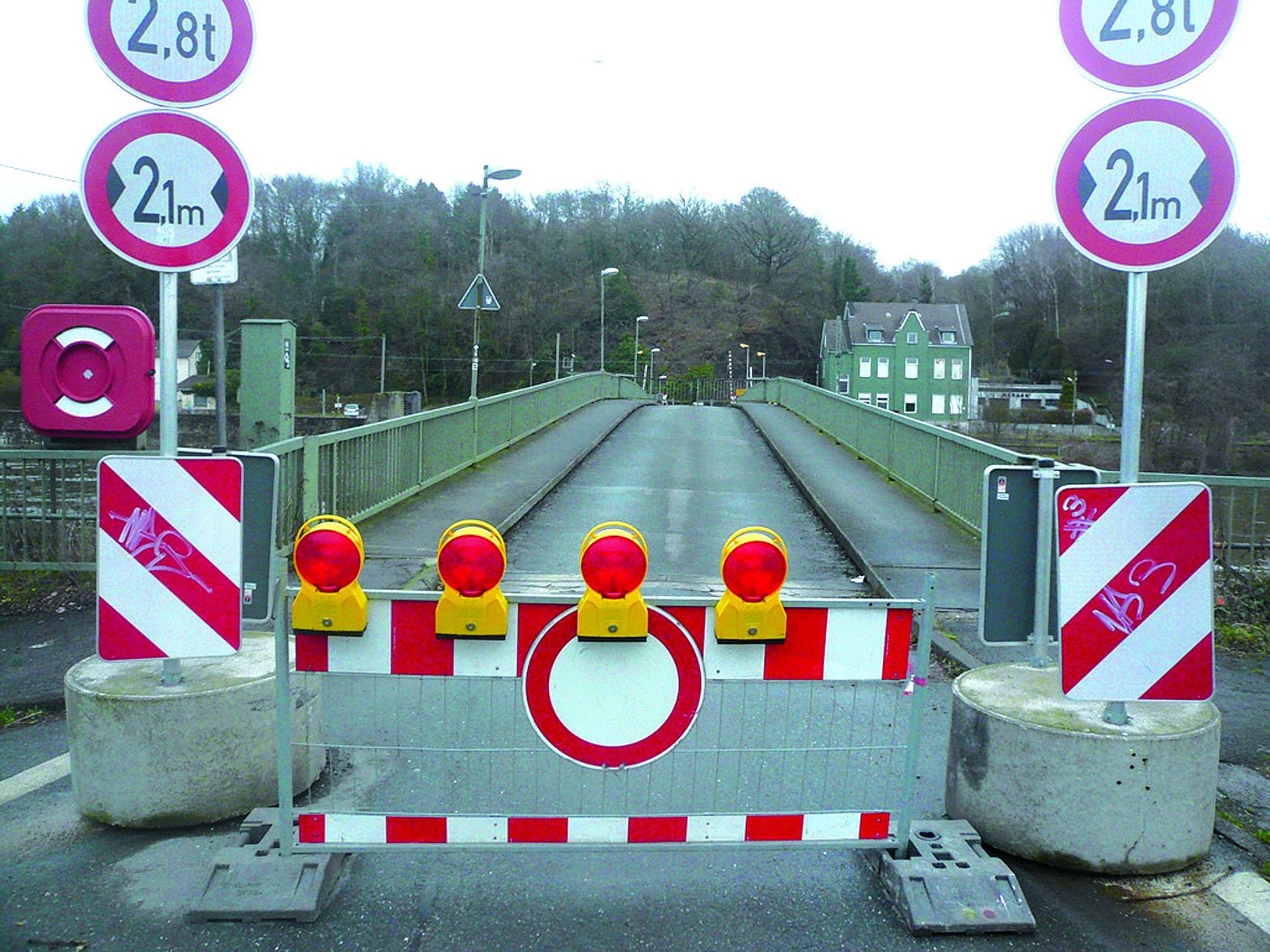 Seit dem Frühjahr 2016 dürfen nur noch Fußgänger und Radfahrer die Pontonbrücke zwischen Dahlhausen und Hattingen-Niederwenigern passieren. Foto: Archiv