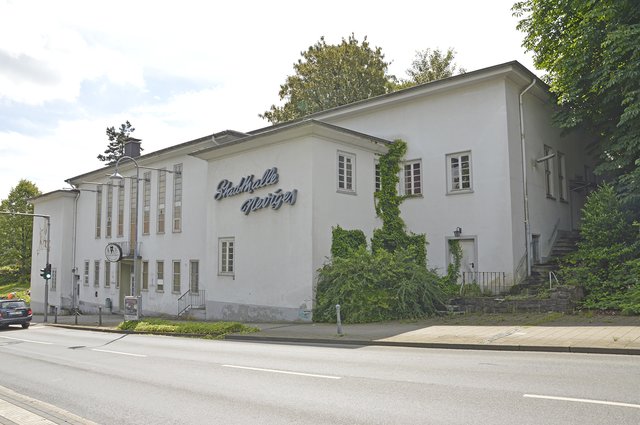 Die Stadthalle Neviges darf abgerissen werden, gab Bürgermeister Dirk Lukrafka im Juni bekannt. Dort soll Wohnbebauung entstehen.