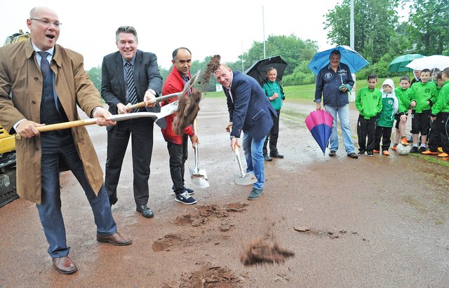 Sportplatz Birth: Jetzt geht´s los!Velbert. Zupackend zeigten sich Bürgermeister Dirk Lukrfaka (von links), Kämmerer Ansgar Bensch sowie Cihan Dursun von der LSG und Thorsten Spiller vom TVD beim symbolischen ersten Spatenstich zur umfassenden Sanierung ess Sportplatzes Birth. Ein Kunstrasenplatz ensteht, die Leichtathletikanlagen werden umfassend saniert. Das  alte Umkleidegebäude wird abgerissen, das auf dem Gelände vorhandene "Sportplatzhaus  wurde bereits zu  einem  Umkleidegebäude  mit  Sanitär-  und