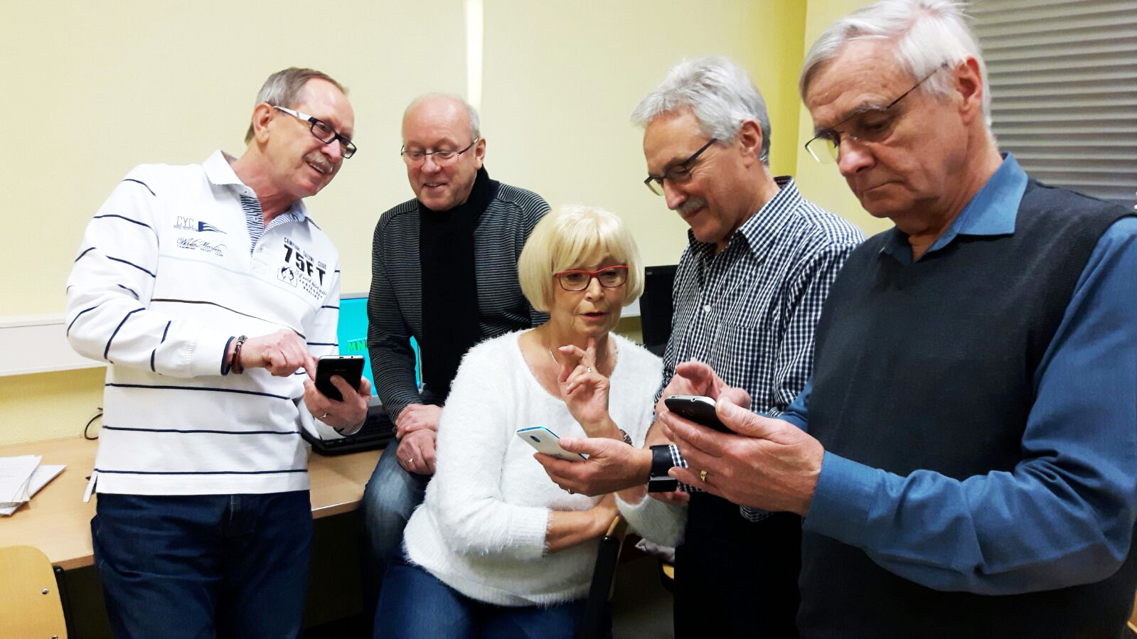 Die ehrenamtlichen Technikbotschafter sind oftmals nicht viel jünger als die, die sich informieren möchten.