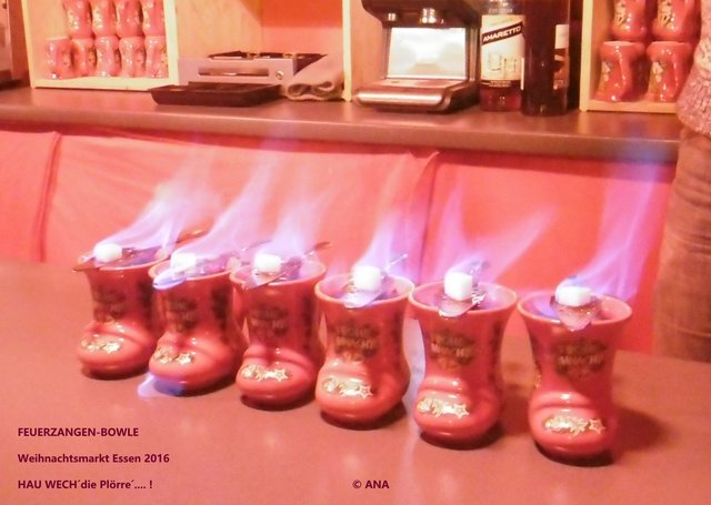 einige Zeit VOR HEILIGABEND... auf einem Weihnachtsmarkt...