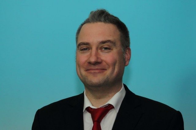 "Den Städten werden bei Infrastrukturmaßnahmen mittels undurchsichtiger Wirtschaftlichkeitsvergleiche zugunsten privater Geldgeber unnötige Kosten aufgehalst.", erklärt Ratsmitglied Carsten Klink (DIE LINKE)