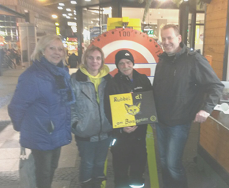 Die Künstlerin Dagmar Schnecke-Bend (links) und der Bundestagsabgeordnete Thorsten Hoffmann (rechts) bei der Übergabe des BVB-Bildes. Foto: privat
