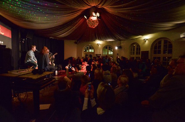 Volles Haus in der SOL Kulturbar am Raffelbergpark bei Ljutris Deutschlandpremiere.