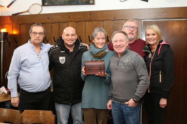Nur strahlende Gesichter bei der Spendenübergabe: Michael Schwindowski, Erkan Üstünay, Hildegard Imholte, Wolfgang Roeske, Hermann Pfeiffer und Edith Peters