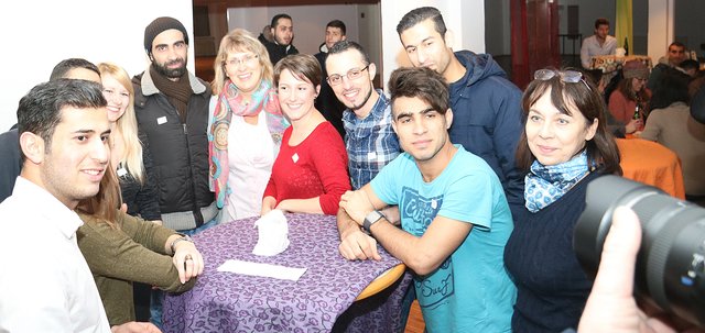 Ein kleines Team von Ehrenamtlichen rund um Susanne Requardt (5.v.l.) organisiert den offenen Treffpunkt des Internationalen Sprachcafés im MUK Güntherstraße, den Hildegard Azimi-Boedecker (r.) vom Internationalen Bildungs- und Begegnungswerk e. V. in Dortmund am Dienstag besucht hatte.