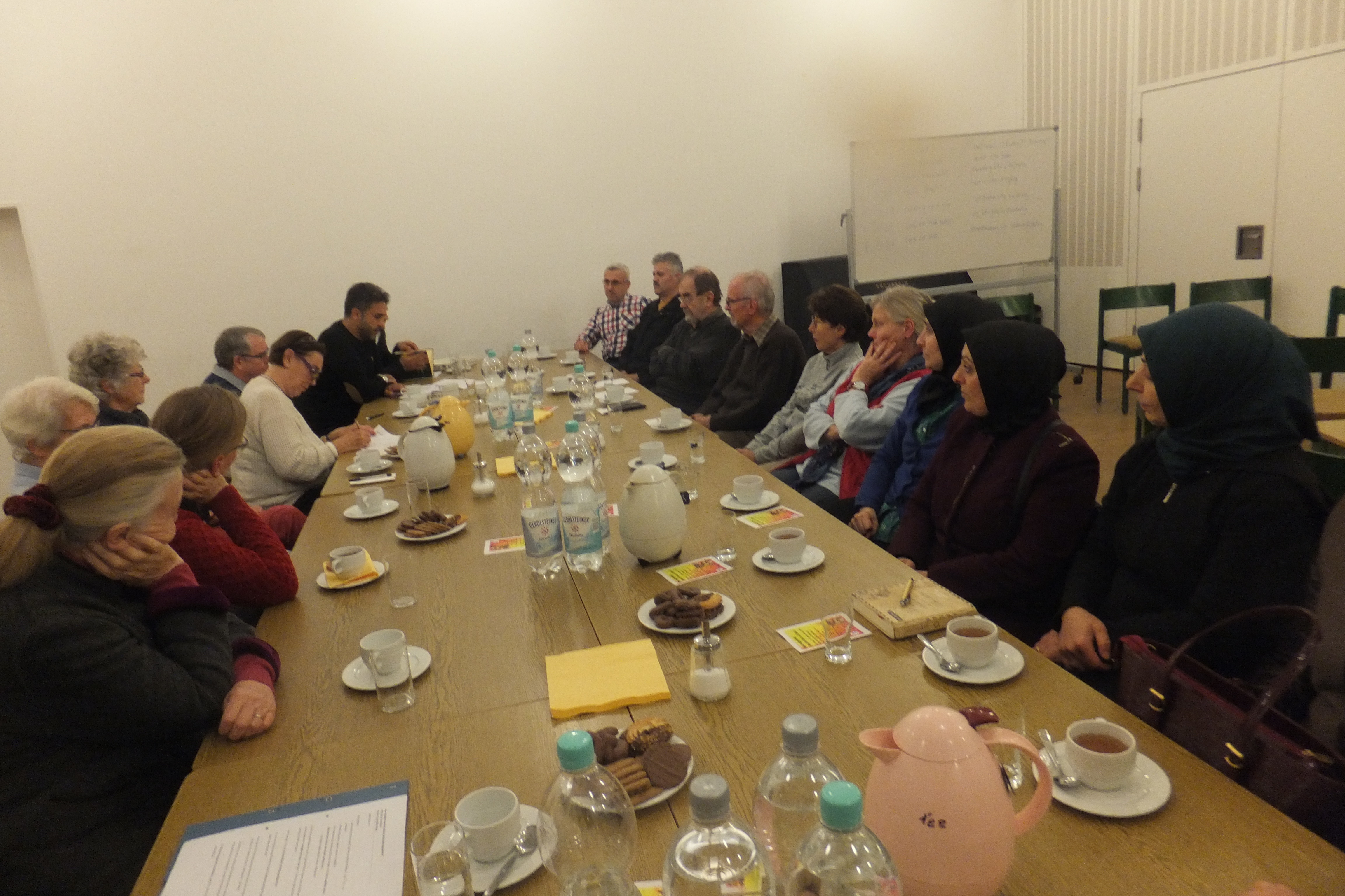 Das Foto zeigt Teilnehmer des Gesprächskreises; darunter auch Mohamed Adib, Dialogbeauftragter der Moscheegemeinde (am Tischende links) und Ramazan Akcora, Vors. des Moscheevereins, (am Tischende rechts).