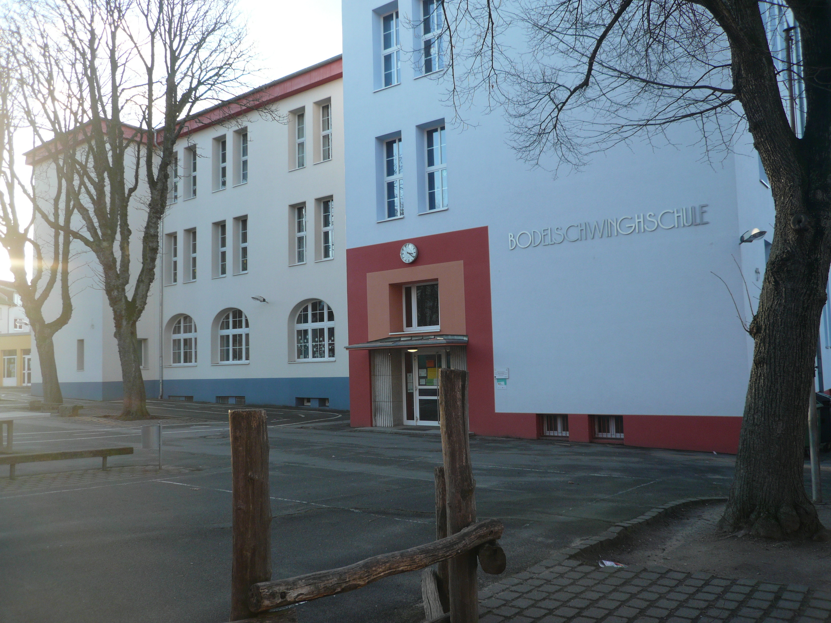 Einbruch! Immenser Schaden entstand in den Weihnachtsferien, vermutlich 30.12.2016, nach 1 Uhr, durch dummdreiste Dunkelmänner in der Bodelschwinghschule, Essen-Altendorf. Die Polizei ist eingeschaltet. Fotos: Schattberg