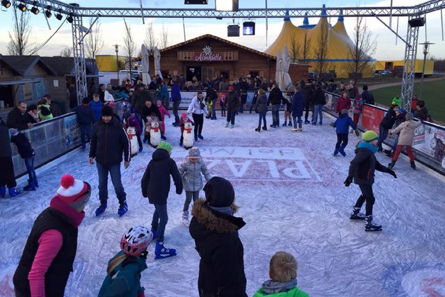 Die Eisfläche der Winterworld lockt wieder große und kleine Kufenflitzer an. Es gibt noch mehr Platz als im letzten Jahr.