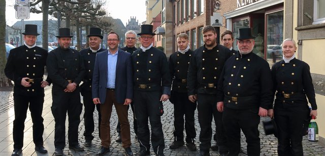 Die Schornsteinfeger der Region: Manuela Lomme, Marcel Friedrichs, Wolfgang Heister, Stephan Kuypers, Michael van den Brock, Michael Scholz, Michael Benka, Josef van Nahmen und die beiden Auszubildenden Gian- Luca Fioretti, sowie Noah Schröck mit Bürgermeister Thomas Görtz (nicht in dieser Reihenfolge)