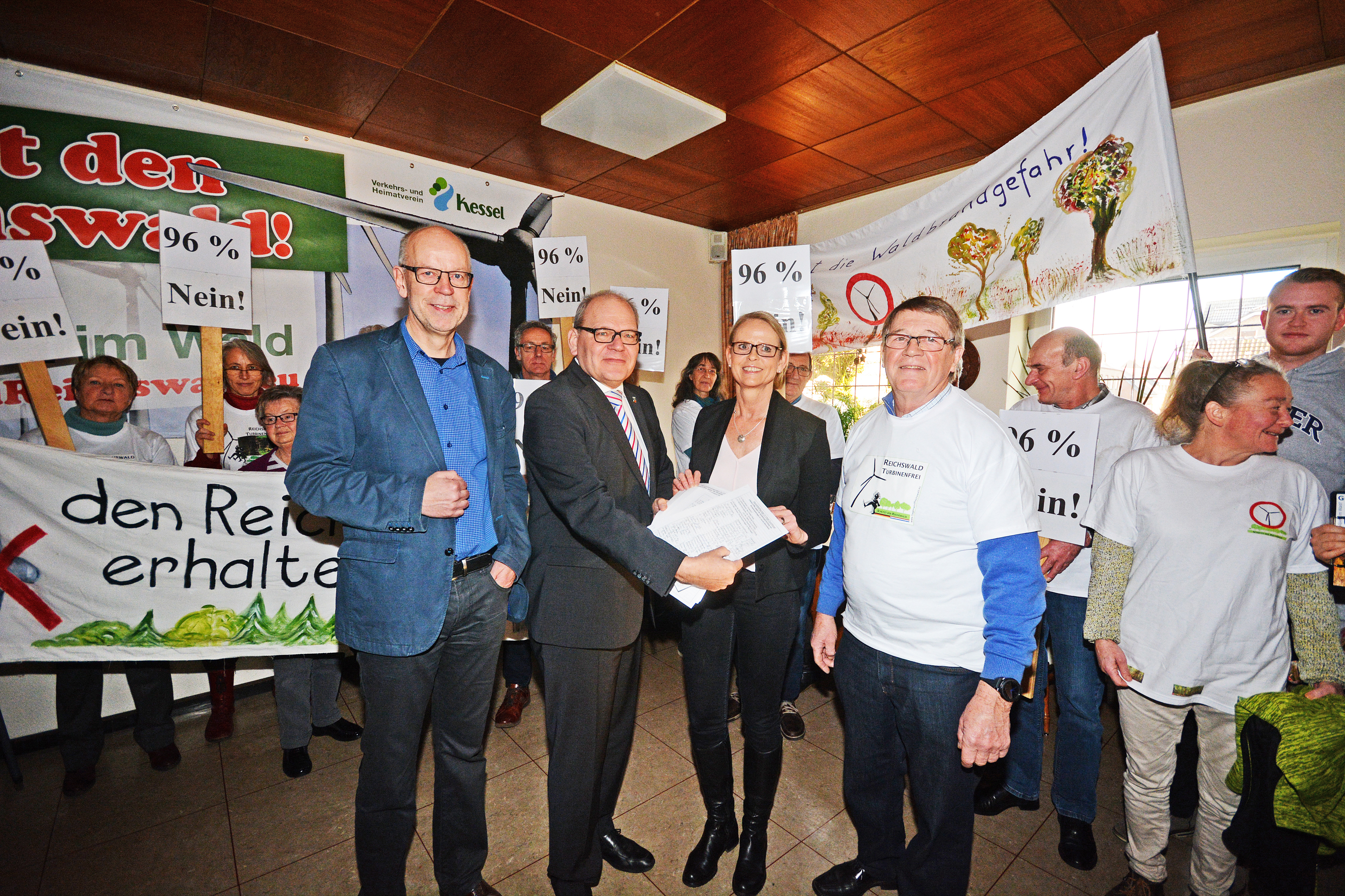 Übergabe der Unterschriften gegen die Windkraftanlage an Bürgermeister Ulrich Knickrehm. Foto: Steve